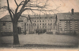 Nogent Le Rotrou * Entrée De La Caserne Militaire Sully * Militaria * Sortie Des Troupes - Nogent Le Rotrou