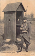 MILITARIA - UNIFORME - Vie Militaire - En Sentinelle - Carte Postale Ancienne - Uniformi