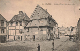 Lamballe * La Rue Cornemuse Et Les Vieilles Maisons * Café * Attelage - Lamballe
