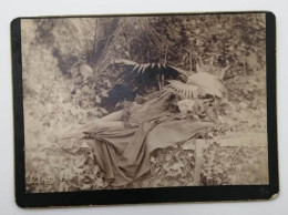 Photographie - Nouvelle Calédonie - Jeune Fille Allongée  - Guitare - Palmier - Sur Carton - Unclassified