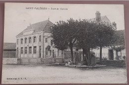 CPA - SAINT VALERIEN - ECOLE DES GARCONS - SOUS LES ARBRES LA FONTAINE, DEUX FEMMES ET UN ENFANT 1917 - Saint Valerien