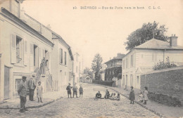 CPA 91 BIEVRES / RUE DE PARIS VERS LE HAUT / ENFANTS - Bievres