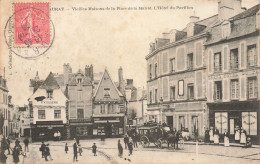 Auray * Place De La Mairie , Hôtel Du Pavillon Et Vieilles Maisons * Pâtisserie Charcuterie - Auray