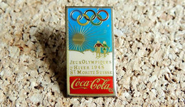 Pin's Boisson Soda - COCA COLA - JO D' HIVER SAINT MORITZ 1948 - Verni époxy - Fabricant PREMIER - Coca-Cola