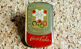 Pin's Boisson Soda - COCA COLA - JO D' HIVER GRENOBLE 1968 - Verni époxy - Fabricant PREMIER - Coca-Cola