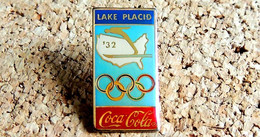 Pin's Boisson Soda - COCA COLA - JO D' HIVER LAKE PLACID 1932 - Verni époxy - Fabricant PREMIER - Coca-Cola