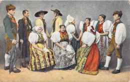 Illustration Non Signées - Femmes - Hommes - Robes - Chapeaux  - Carte Postale Ancienne - Unclassified
