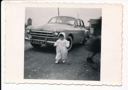 Photo Amateur/particulier Bébé Devant Une Renault Frégate - Auto's