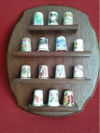 Set: 20 Thimbles And A Wooden Case - Dés à Coudre