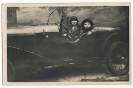 CPA Carte-photo Femme Et Enfant Dans Une Automobile Décapotable - Toerisme