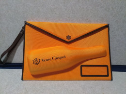 Une Pochette Isotherme Champagne Veuve Clicquot  :édition Limitée Rare!!  2014  - 2015  (plusieurs Objets En Ligne ) - Clicquot (Veuve)