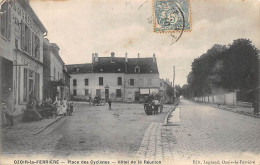 Ozoir La Ferrière          77          Place De Cyclistes. Hôtel De La Réunion        (voir Scan) - Autres & Non Classés