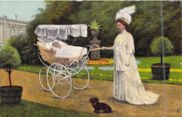 Illustration - Mère Avec Son Bébé Dans Sa Poussette - Chien - Parc - Végétation - Carte Postale Ancienne - Unclassified