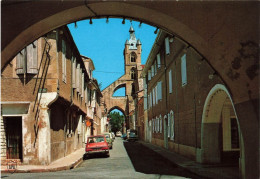 Mirande * Rue Et Vue Sur L'église Du Village - Mirande