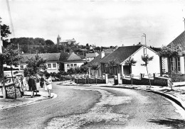 Querqueville * Rue De La Cité Du Bois Et L'église Du Village * Villageois - Andere & Zonder Classificatie