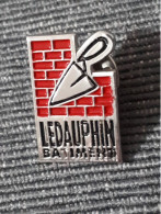 PIN'S PINS BADGE LEDAUPHIN BATIMENT NORMANDIE CONSTRUCTION MACONNERIE - Other & Unclassified
