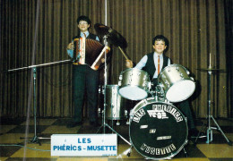 MUSICIENS - Accordéoniste Et Batteur - Orquestre Musette - Les Phérics Musette - Carte Postale Ancienne - Muziek En Musicus