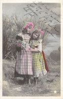 FANTAISIES - Enfants - Fillette En Tablier Bonnet Prairie Tient Des Fleurs -  Carte Postale Ancienne - Scenes & Landscapes
