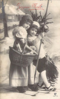 FANTAISIES - Enfants - Fillette En Ski Panier En Osier Dans Les Mains Petit Garçon Un Sapin  -  Carte Postale Ancienne - Szenen & Landschaften