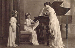 ENFANTS - Jeune Fille Jouent De La Musique Avec Leur Professeur - Piano - Violon - Carte Postale Ancienne - Szenen & Landschaften