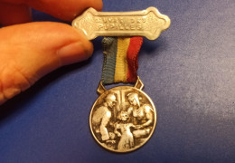 Médaille De 1937 Oeuvre Des Pupilles Des Sapeurs Pompiers De France - Pompier - Graveur P. Bouvier - Brandweer