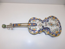 -GEO MARTEL GRAND VIOLON EN FAIENCE POLYCHROME DECOR ROUENNAIS XXe - Desvres (FRA)