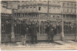75 PARIS  GREVE Des CHEMINS De FER (Gare St-Lazare) Les Voyageurs Attendant Vainement Le Départ Des Trains à La Porte - Strikes
