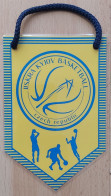 Jiskra Kyjov Basketball Club Czech Republic PENNANT, SPORTS FLAG ZS 3/12 - Kleding, Souvenirs & Andere