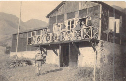 Photographie - Famille - Hommes - Femmes - Maison - Carte Postale Ancienne - Photographie