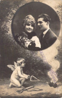 COUPLES - Encart D'une Photo De Couple - Décor Ange Cupidon - Carte Postale Ancienne - Paare