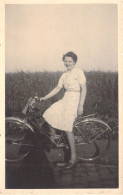Femme - Brune - Bicyclette - Robe D'été -  Carte Postale Ancienne - Frauen