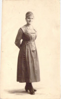 Femme En Robe Et Chaussures à Talons - Carte Postale Ancienne - Frauen