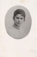 Femme Brune - Cheveux Plaqués Avec Barrette - Collier De Perle Et Chemisier Blanc - Carte Postale Ancienne - Frauen