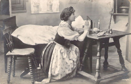 Femme - Prière Dans Sa Chambre - Carte Postale Ancienne - Mujeres