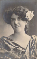 Femme Souriante - Noeud Dans Les Cheveux - Carte Postale Ancienne - Mujeres