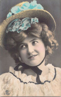 Femme Souriante - Chapeau De Paille Et Noeud Bleu - Chemisier Brodé - Carte Postale Ancienne - Mujeres