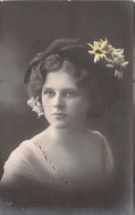 Femme Aux Cheveux Ondulés Et Fleurs - Carte Postale Ancienne - Frauen