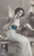 Femme Assise Sur Un Banc Et Deux Colombes Dans Ses Mains - Robe Blanche Ceinture Turquoise - Carte Postale Ancienne - Mujeres