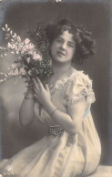 Femme Aux Cheveux Ondulés Et Bouquet Des Fleurs - Carte Postale Ancienne - Frauen