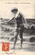 Au Bord De L'Océan - La Craintive Baigneuse - Carte Postale Ancienne - Mujeres