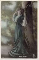 Femme - Renée DESPREZ Se Tient Contre Un Arbre - Capucines - Carte Postale Ancienne - Frauen