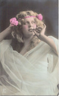Jeune Femme Au Bandeau Rose Dans Un Voile Blanc - Carte Postale Ancienne - Frauen