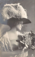Femme Au Chapeau à Plumes Regarde Son Bouquet De Fleurs - Carte Postale Ancienne - Frauen