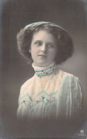 Femme - Jeune Fille En Robe Verte Et Blanche - Carte Postale Ancienne - Mujeres