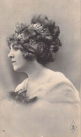 Femme - Femme Vétu De Blanc Avec Une Coiffure élégante - Carte Postale Ancienne - Mujeres