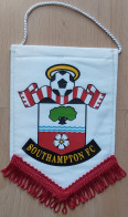 SOUTHAMPTON FC - England Football Club SOCCER, FUTBOL, CALCIO PENNANT, SPORTS FLAG ZS 3/18 - Habillement, Souvenirs & Autres