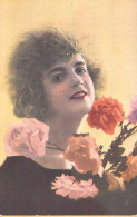 FEMME Maquillée - Rouge à Lèvre Rouge - Sourire - Bouquet De Fleurs - Chocolat MARTOUGIN  - Carte Postale Ancienne - Frauen