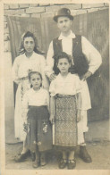 Photo Ca. 6 X 9 Cm Family Instant Photography Romanian Types Folk Costumes Dated 1955 - Ethniques, Cultures