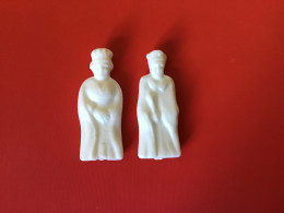 Rare Fèves Plastique REINE QUEEN ELISABETH ET SON ROI Taille Plus Petite 3 Cm - Anciennes