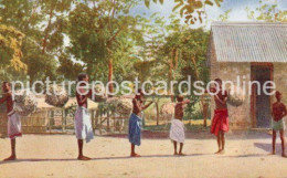BRINGING FOWLS FOR SALE MYPONDA'S NYASALAND OLD COLOUR POSTCARD AFRICA UNIVERSITIES MISSION TO CENTRAL AFRICA - Simbabwe